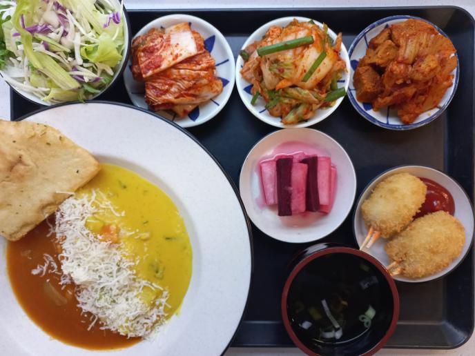 반반커리(코코넛&쉬림프토마토)&갈릭버터난