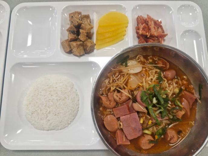 부대찌개라면(부대찌개모듬햄-계육/돈육:국내산,햄-계육/돈육:국내산,비엔나-계육:국내산,후랑크소시지-계육:국내산)