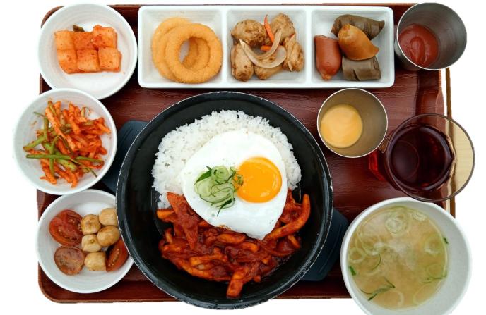 철판오징어덮밥(Stir-Fried Squid with Rice a plate)