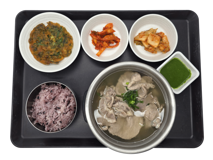 돈곰탕[Pork Bone Soup]