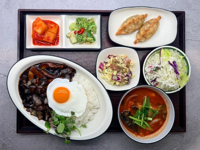 해물자장덮밥&계란후라이
